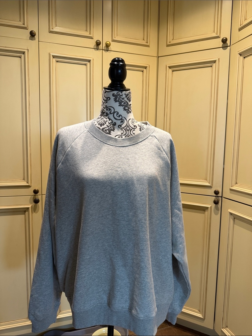 GAP Women's Light Gray Crewneck Sweatshirt